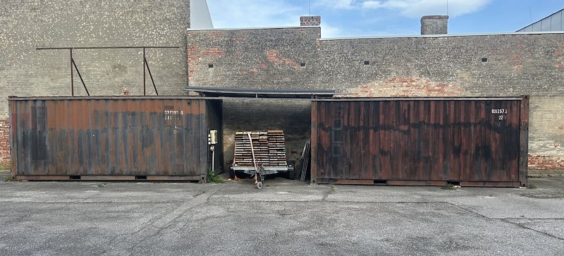 Blick auf Kunstwerke anstatt auf hässliche Container