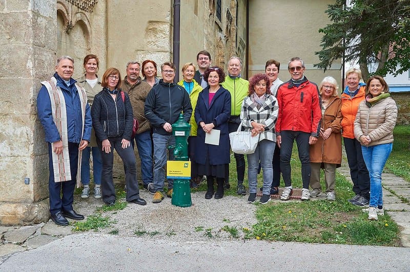 Trinkbrunnen neben der Kirche feierlich eingeweiht - Bild 1