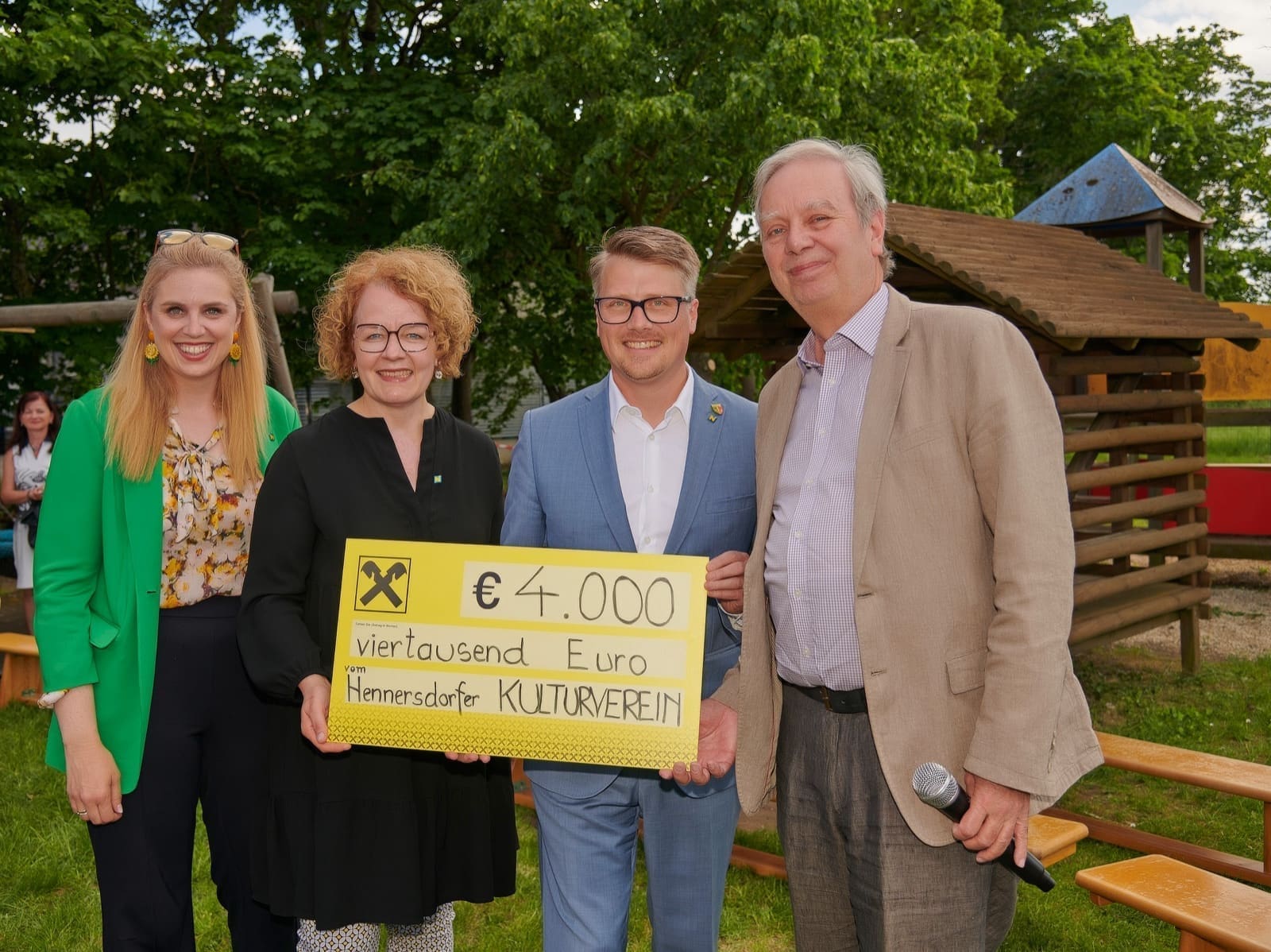 Kulturverein spendet ein Spielhaus für den Kindergarten