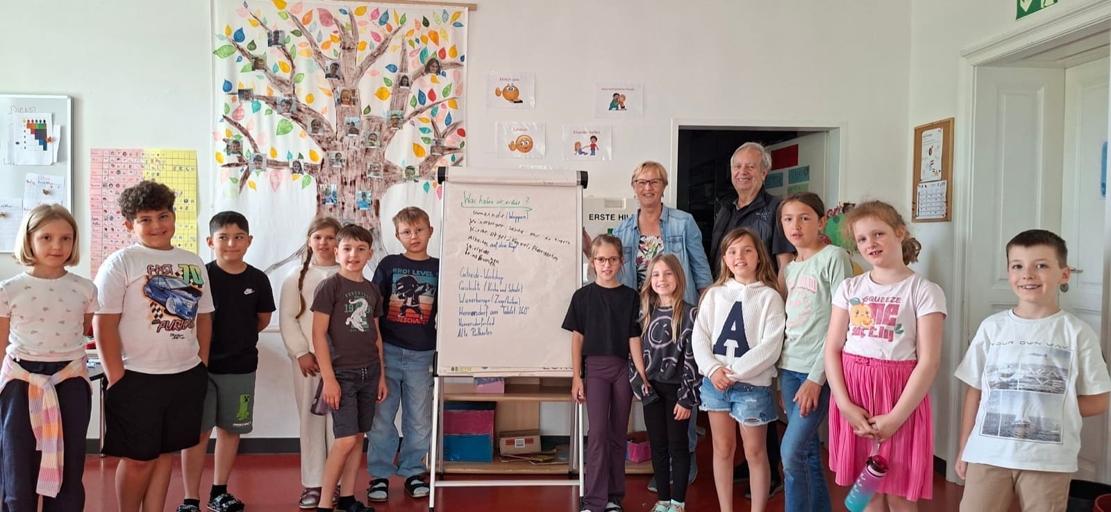 Kinder präsentieren ihre Ergebnisse bei der Abschlussveranstaltung