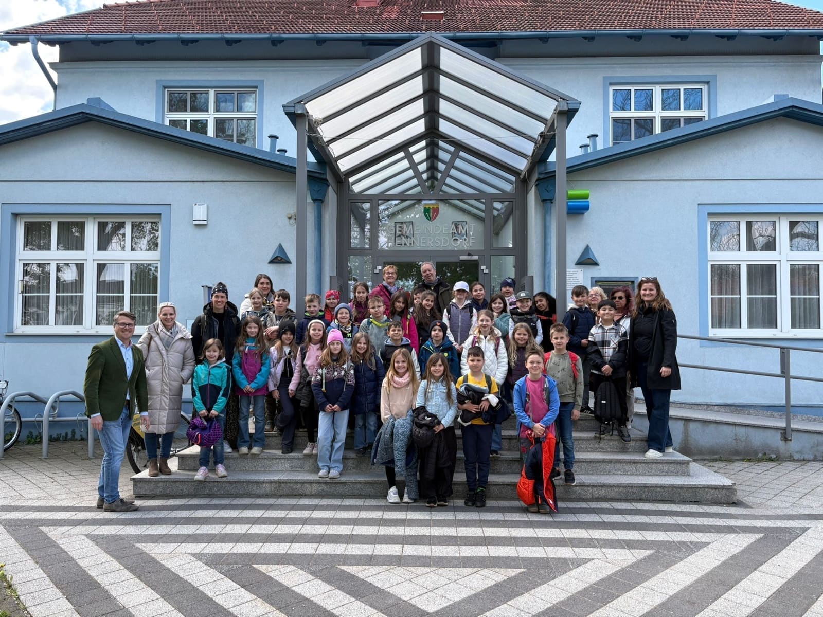 Die Kinder zu Besuch beim Gemeindeamt Hennersdorf
