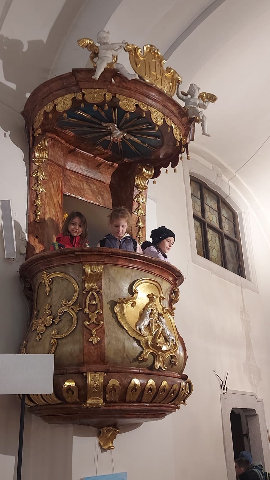 Die Kinder besichtigen die Kanzel der Pfarrkirche Hennersdorf