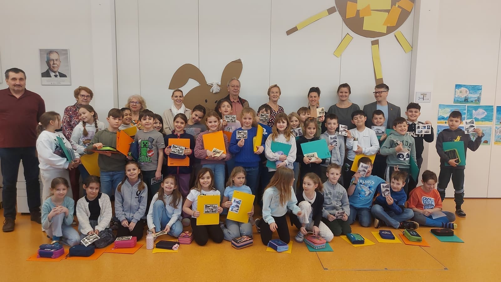 Klassen 3a und 3b der Volksschule Achau beim Workshop
